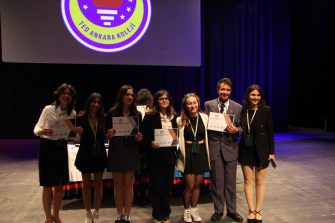 TED KOCAELİ KOLEJİ 11. SINIF ÖĞRENCİSİ TEDMUN KONFERANSINDA KOMİTE BAŞKANI OLDU 
