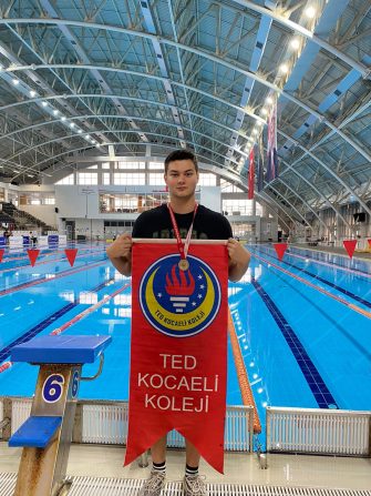 TED Kocaeli Koleji Öğrencisi Kayra Yağız Çetinkaya’dan Yüzmede Yeni  Birincilikler