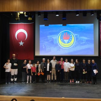 TED Kocaeli Koleji Ortaokul Öğrencilerinden Öğretmenler Günü Kutlaması