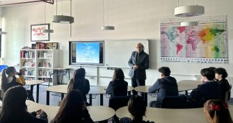TED KOCAELİ KOLEJİ ÖZEL ANADOLU LİSESİ ÖĞRENCİLERİ BURHAN AKÇİN İLE BİR ARADA